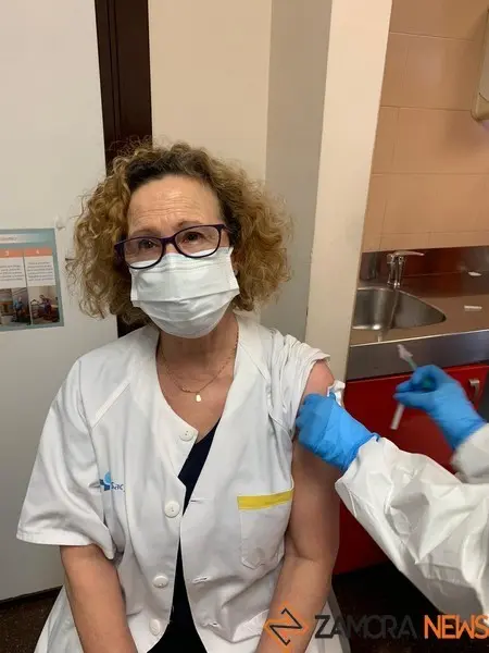 Una sanitaria recibe una vacuna