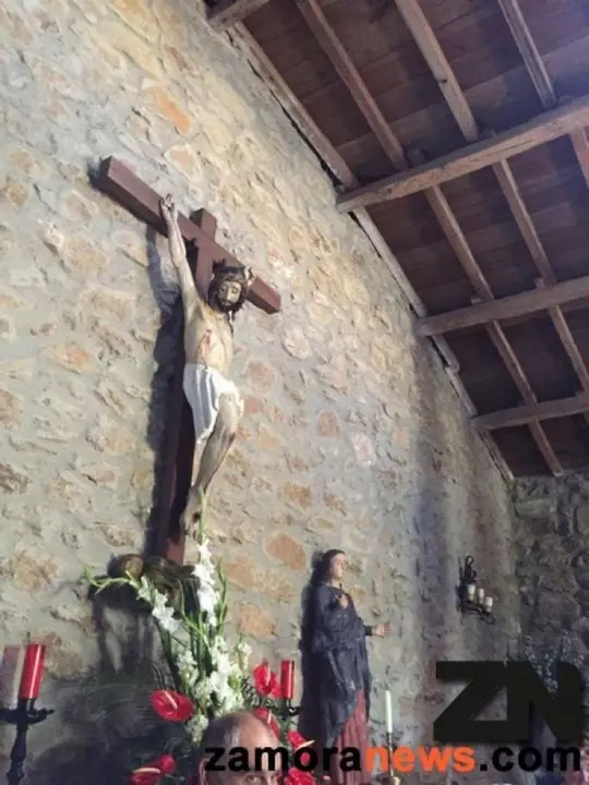 Interior de la Ermita de la Santa Cruz con el Cristo del Pino (Fermoselle)