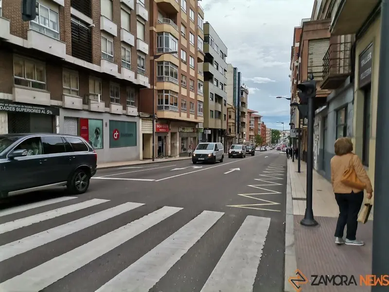 Una mujer pasea por la Avenida de Portugal