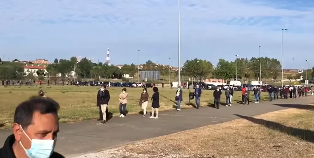 Una fila de personas aguardan para acceder al recinto de IFEZA