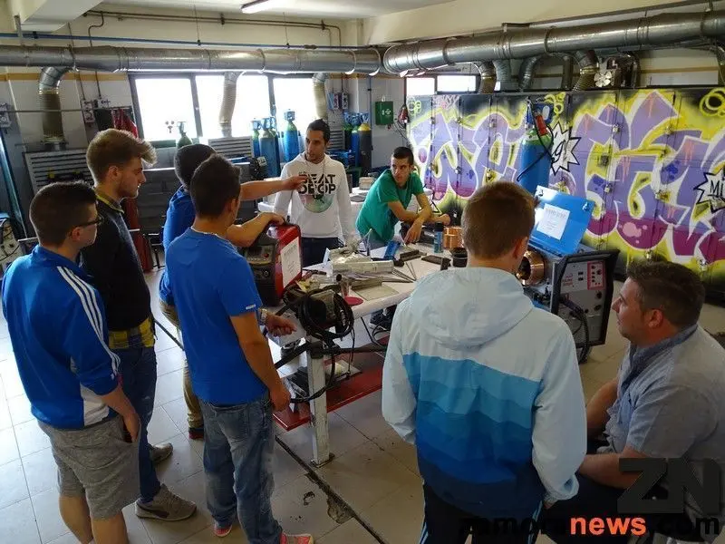 Imagen de archivo de estudiantes de FP en una clase