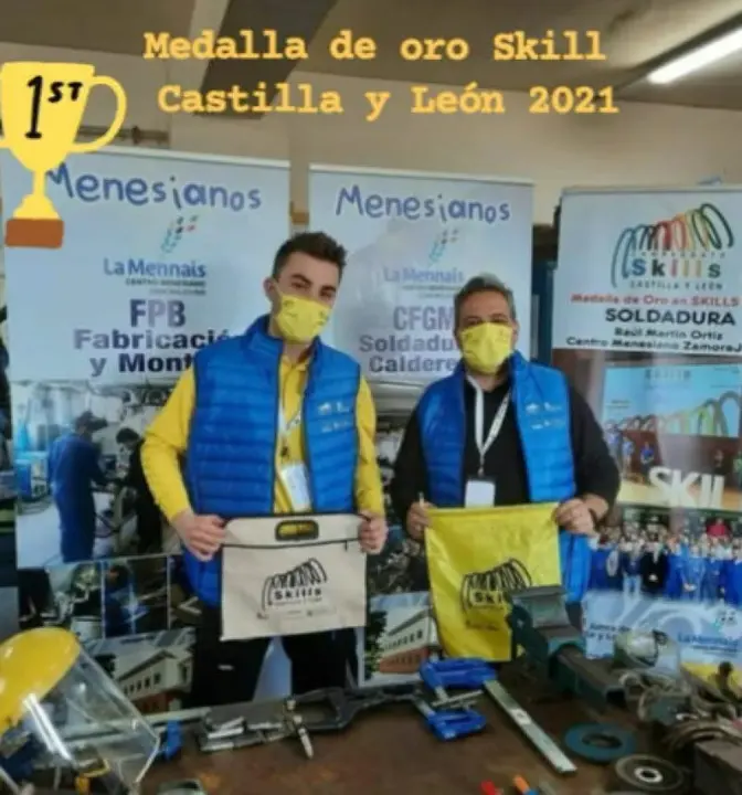 Lorys con su profesor Manuel Poyo tras ganar el oro