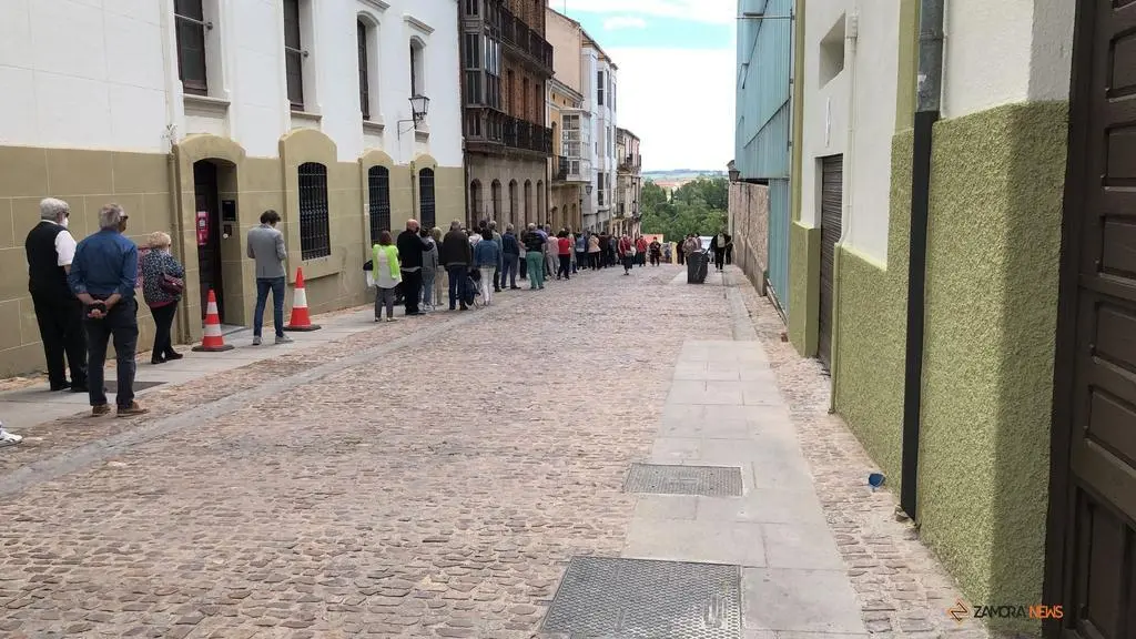 Zamoranos aguardando su turno de vacunación en el Ramos Carrión
