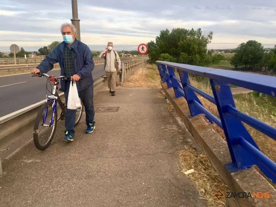 Paseantes por el Puente de Los Tres Árboles