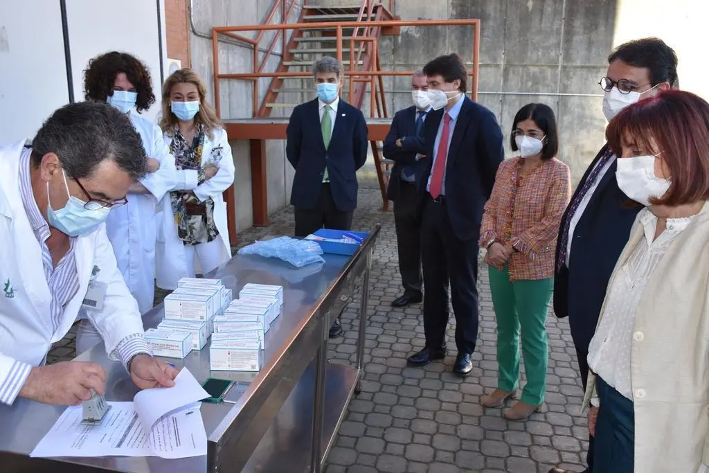 Carolina Darias supervisa la llegada de un lote de vacunas