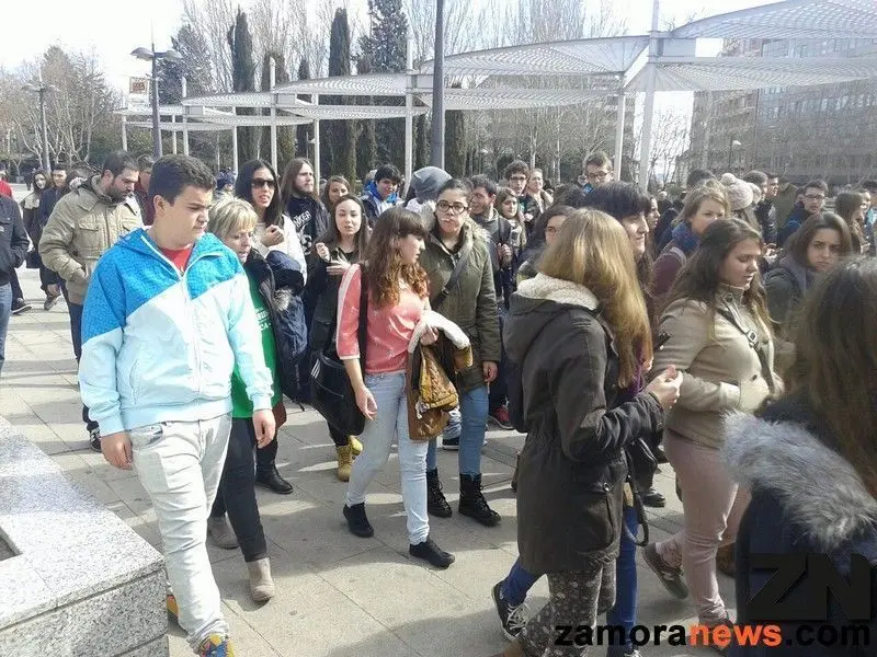 Adolescentes zamoranos en la Plaza de la Marina