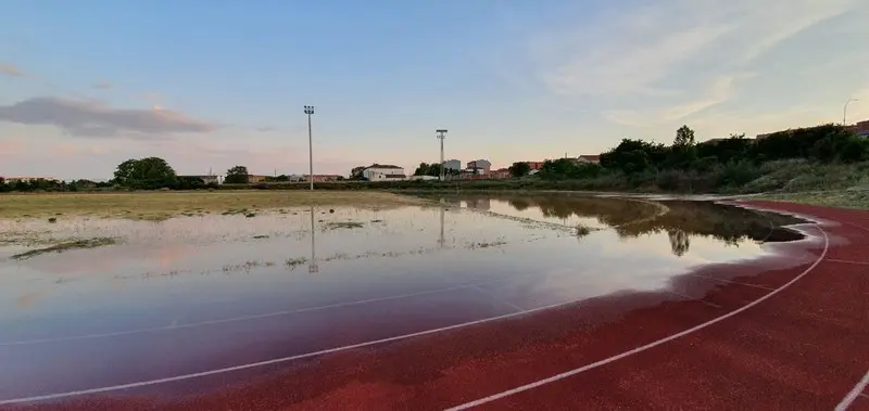 La pista de atletismo de Benavente, anegada por el agua