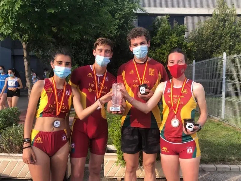 Atletas del Vino Toro Caja Rural con sus medallas