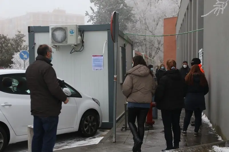 Imagen de archivo de ciudadanos haciendo cola para los test de antígenos