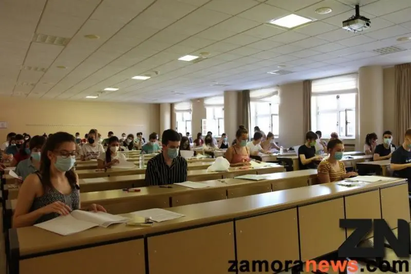 Imagen de archivo de alumnos realizando la EBAU