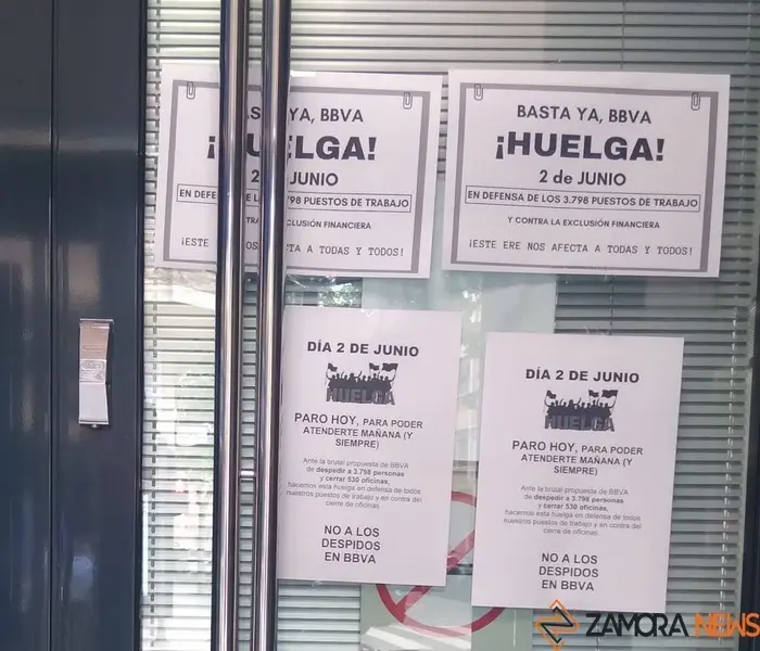 Cartel de huelga en la oficina del  BBVA en Víctor Gallego