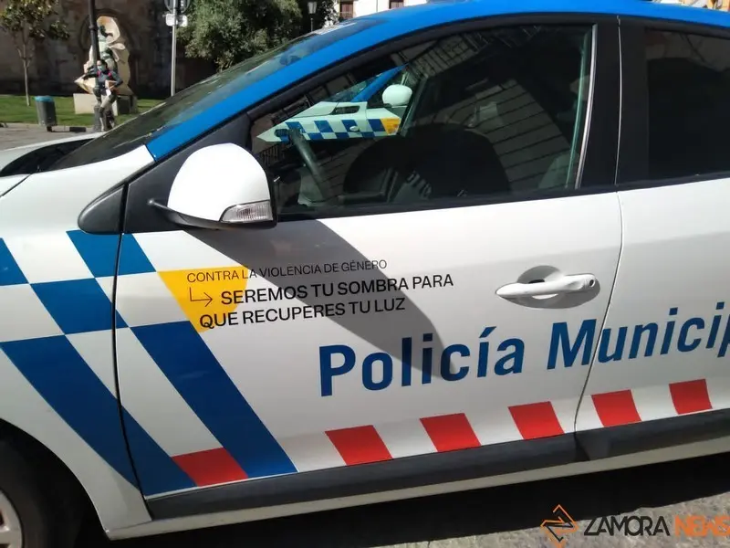 Coche de la Policía Municipal con lema de la campaña contra la violencia de género