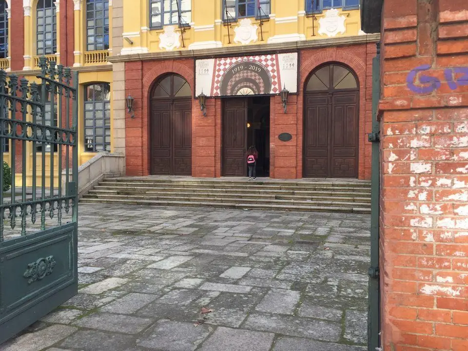 Entrada de un alumno al Instituto Claudio Moyano