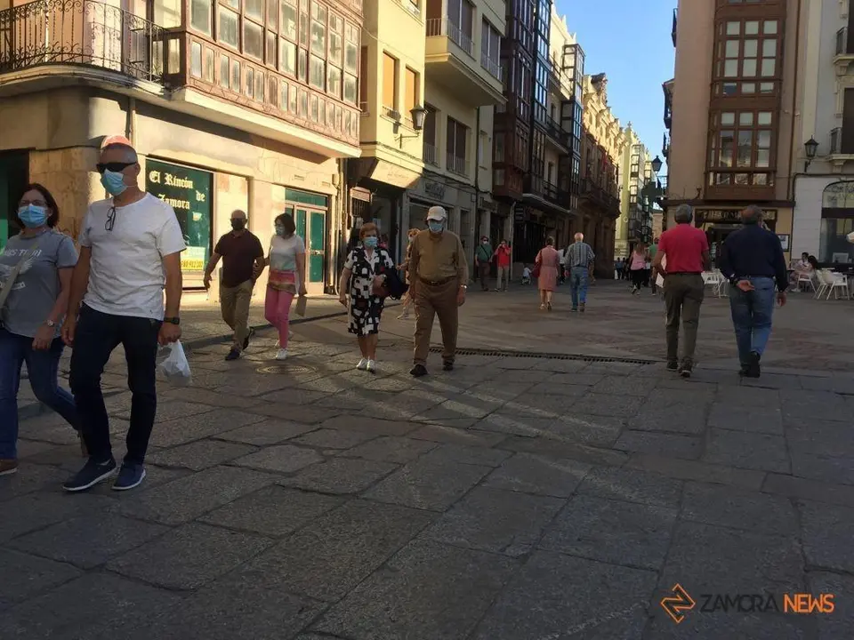 Gente paseando por Zamora