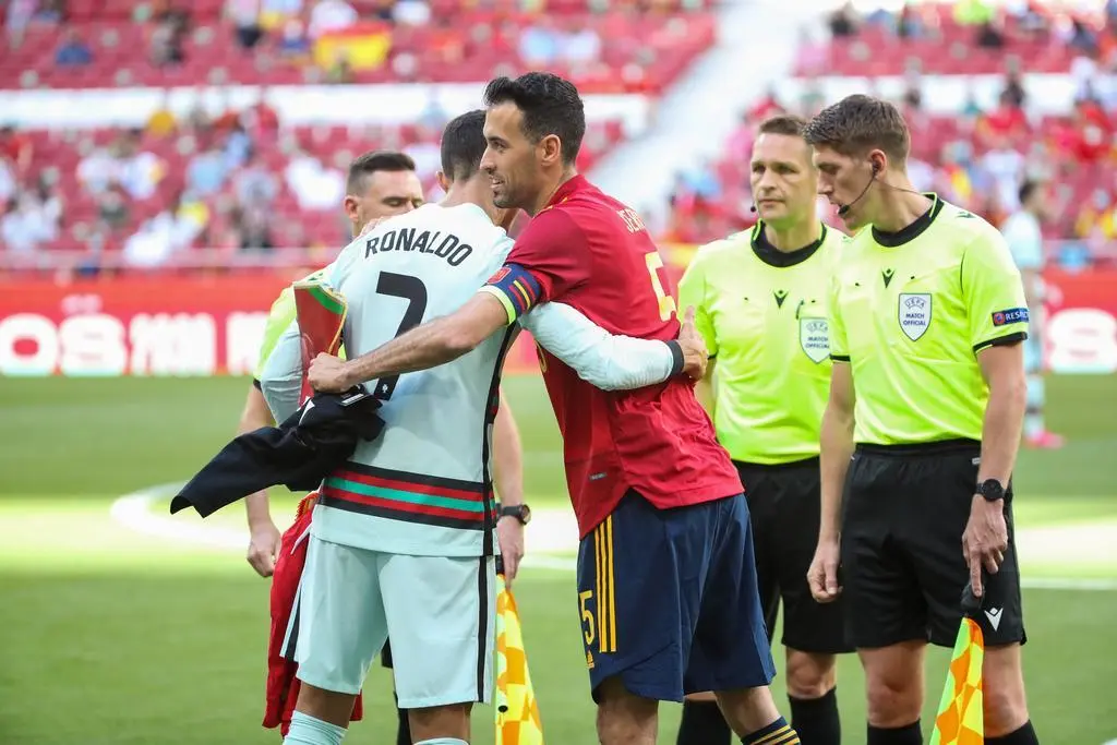 Busquets saluda a Cristiano Ronaldo en el duelo contra Portugal