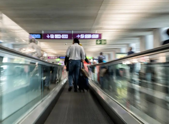 Pasajeros en un aeropuerto