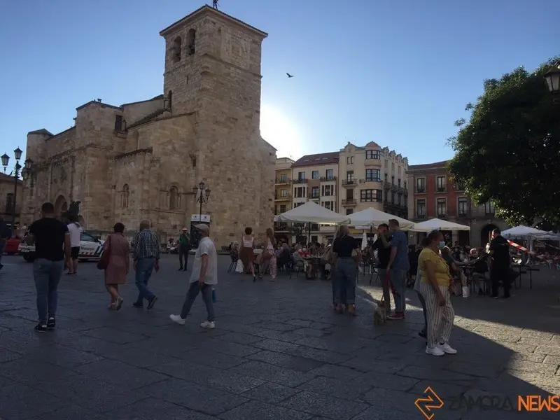 Gente paseando por Zamora