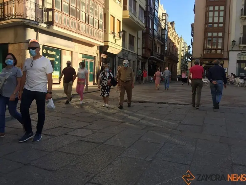 Los zamoranos disfrutan del buen tiempo en la calle