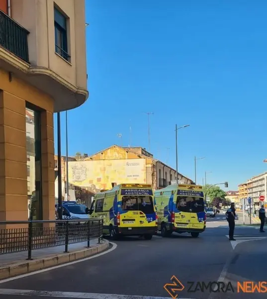 Imagen de archivo de gentes de la Policía y dos ambulancias