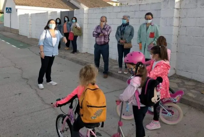 Alumnos de Fermoselle acudiendo al colegio en bici