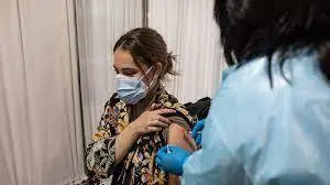 Vacunación de una profesora en el Ramos Carrión