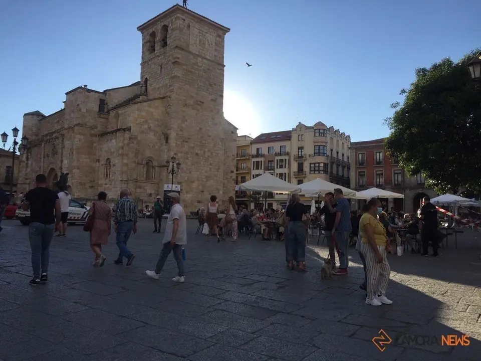 Zamoranos por la Plaza Mayor con la iglesia de San Juan al fondo