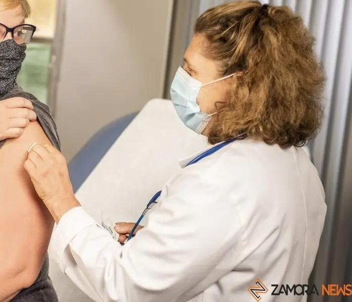 Una mujer recibe la vacuna contra el coronavirus