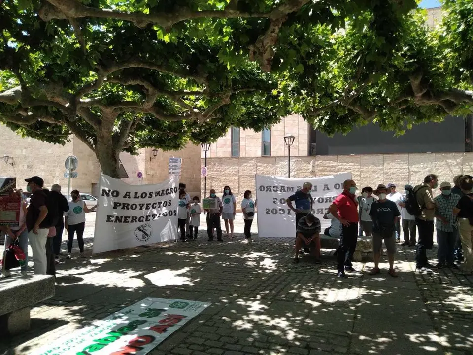 Concentración contra las energías renovables en la Plaza de Virato