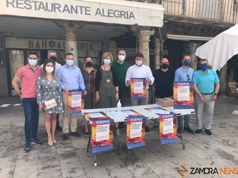 Mesa de firmas en Toro