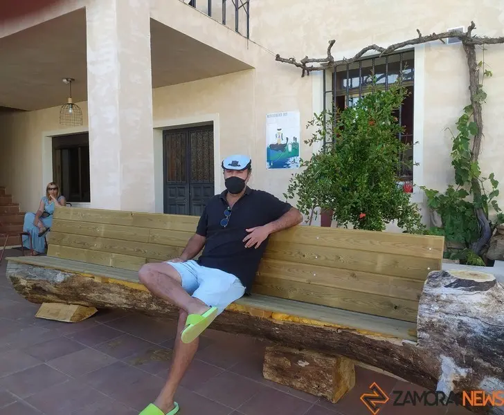 Víctor Luna, en el patio del alojamiento rural