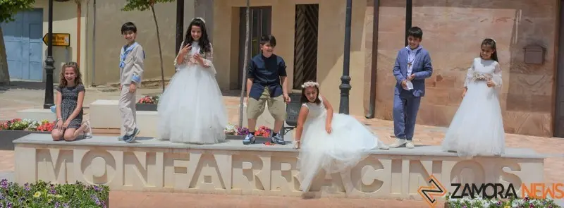 Niños de Monfarracinos celebran el Corpus vestidos de comunión