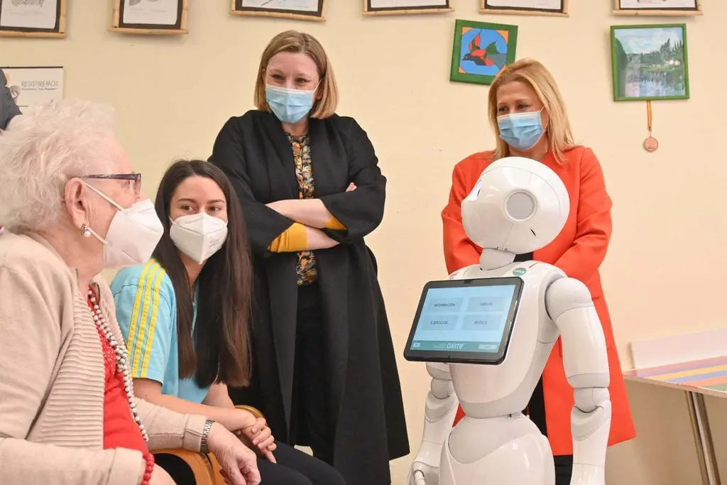 La titular de Familia e Igualdad de Oportunidades, Isabel Blanco, comprueba uno de los proyectos de innovación con robots sociales para implantar el sistema de atención a la Dependencia 5.0 en Castilla y León