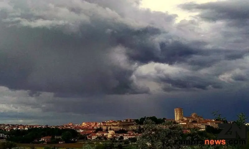 Tormenta nubes zamora