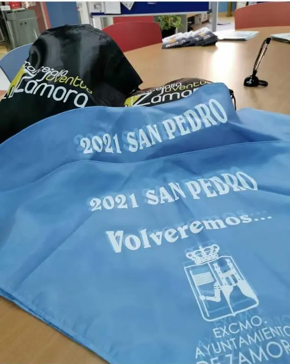 Las pañoletas que recibirán este año los peñistas para celebrar las fiestas de San Pedro