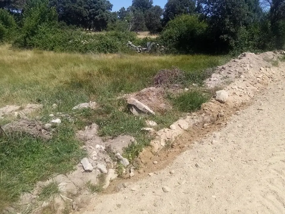 Imagen que presenta en estos momento la fuente, completamente sepultada bajo la tierra
