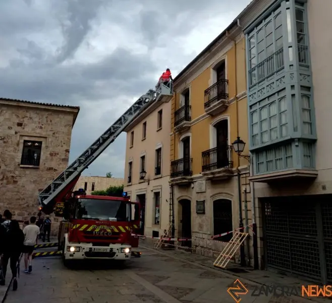 bomberos en calle Ramos Carrión