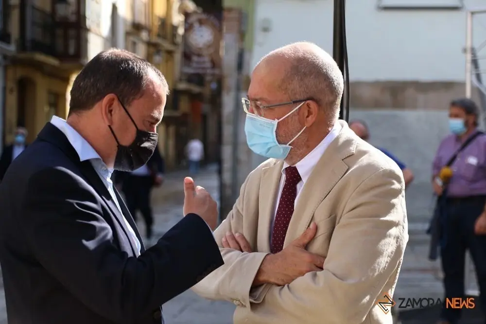 El presidente de la Diputación, Francisco Requejo, y el vicepresidente de la Junta, Francisco Igea, conversan a las puertas del Ramos Carrión