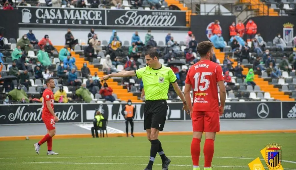 el-arbitro-zamorano-carlos-perez-en-un-encuentro_11_1100x632