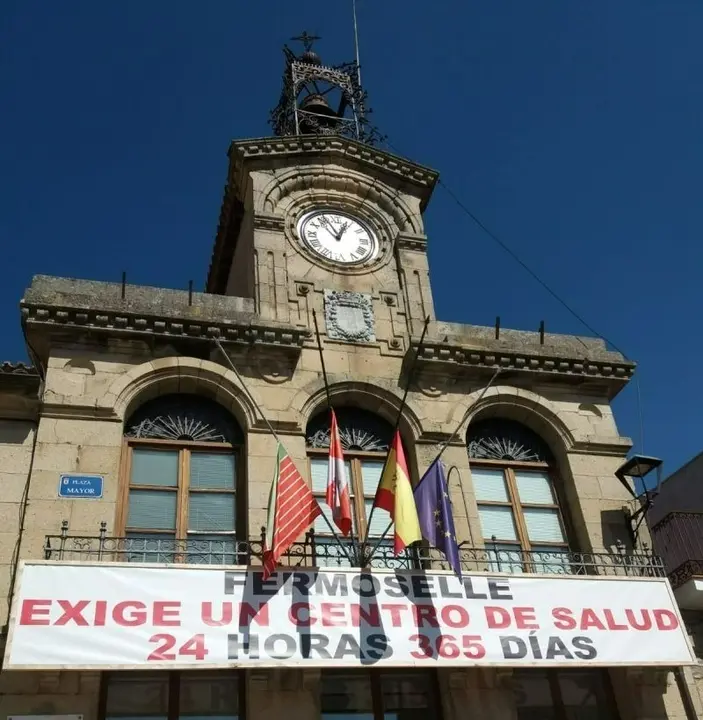 Pancarta reivindicativa en la fachada del Ayuntamiento de Fermoselle