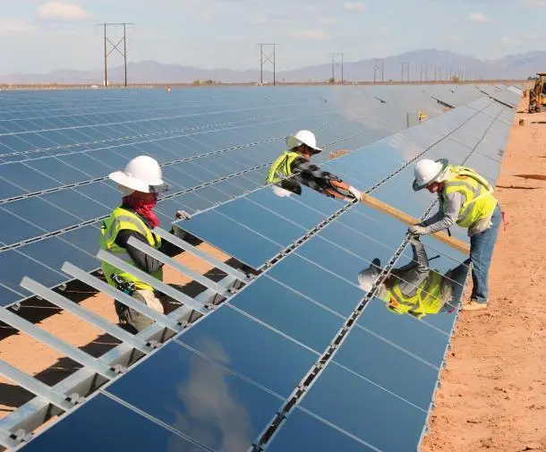 Trabajadores en un parque fotovoltaico