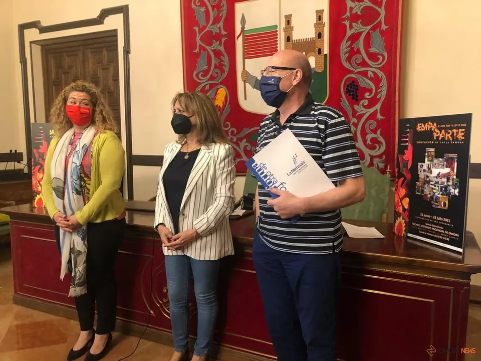 La Concejala de Servicios Sociales, Inmaculada Lucas, junto al director del Centro Menesiano-Zamora Joven y la coordinadora provincial de Cruz Roja