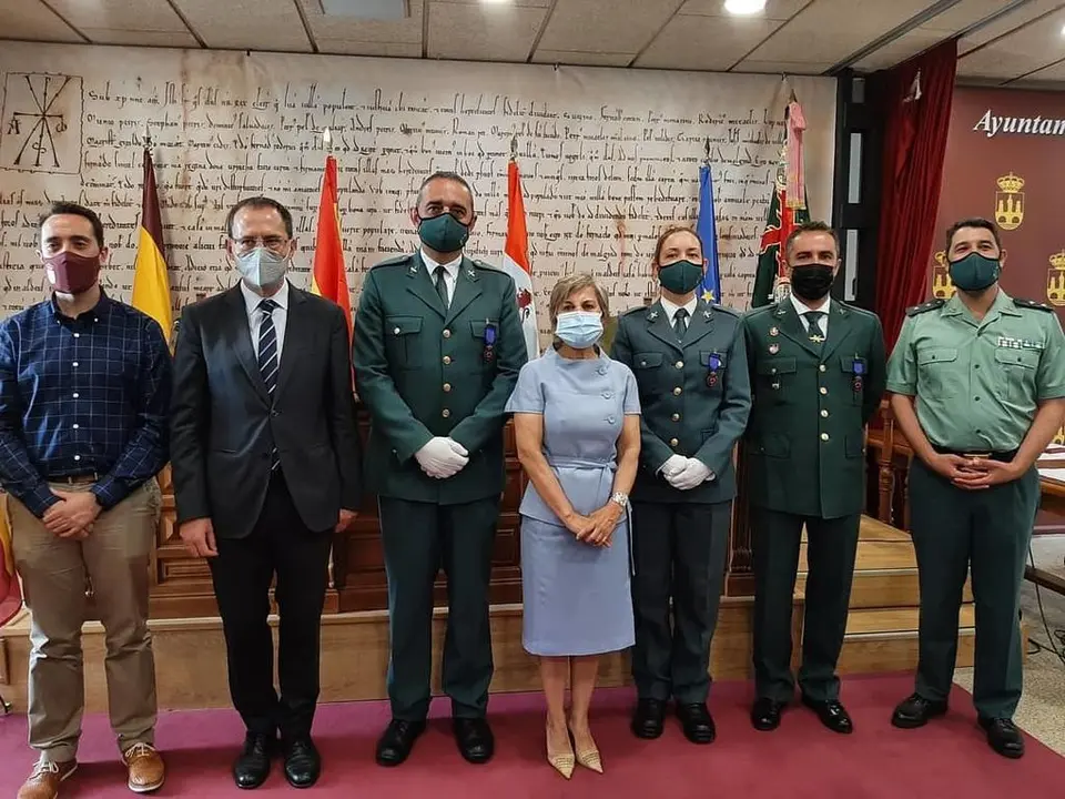 El subdelegado del Gobierno y el alcalde de Benavanete con los cuatro condecorados