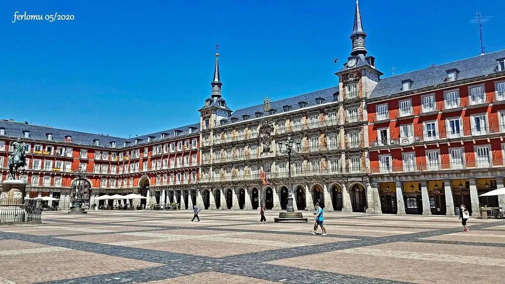 Paseantes por la Plaza Mayor de Madrid