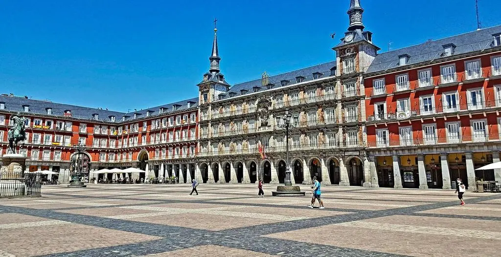 Paseantes por la Plaza Mayor de Madrid
