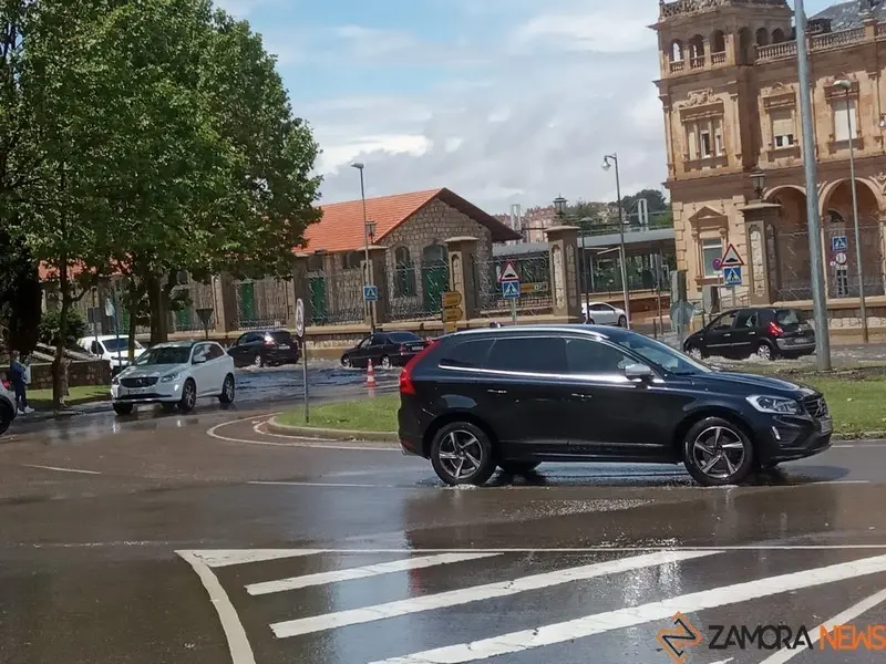 Balsas de agua en la carretera de la Estación, ayer