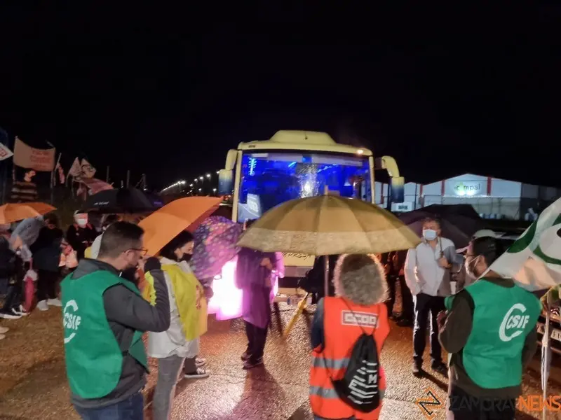 Paros de madrugada de los empleados de Siro el pasado miércoles