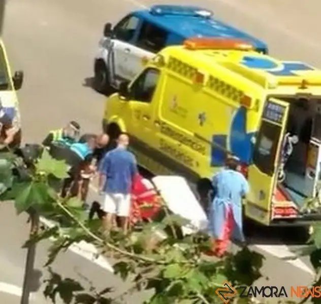 Los Servicios de Emergencia atienden a la motorista