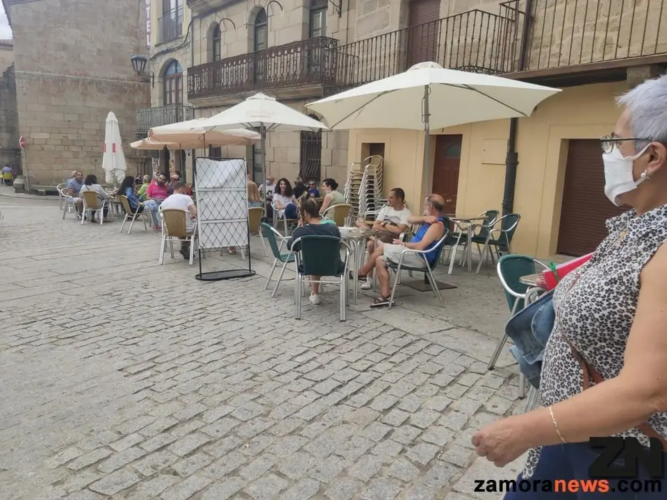 Gente disfrutando de las terrazas