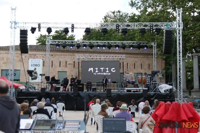 mitic en la plaza de la catedral