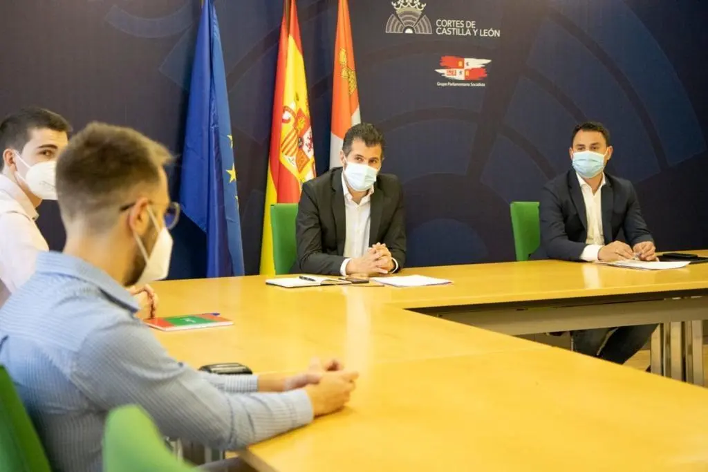 Luis Tudanca y Javier Cendón durante la reunión con algunos de estos investigadores de las universidades de Castilla y León